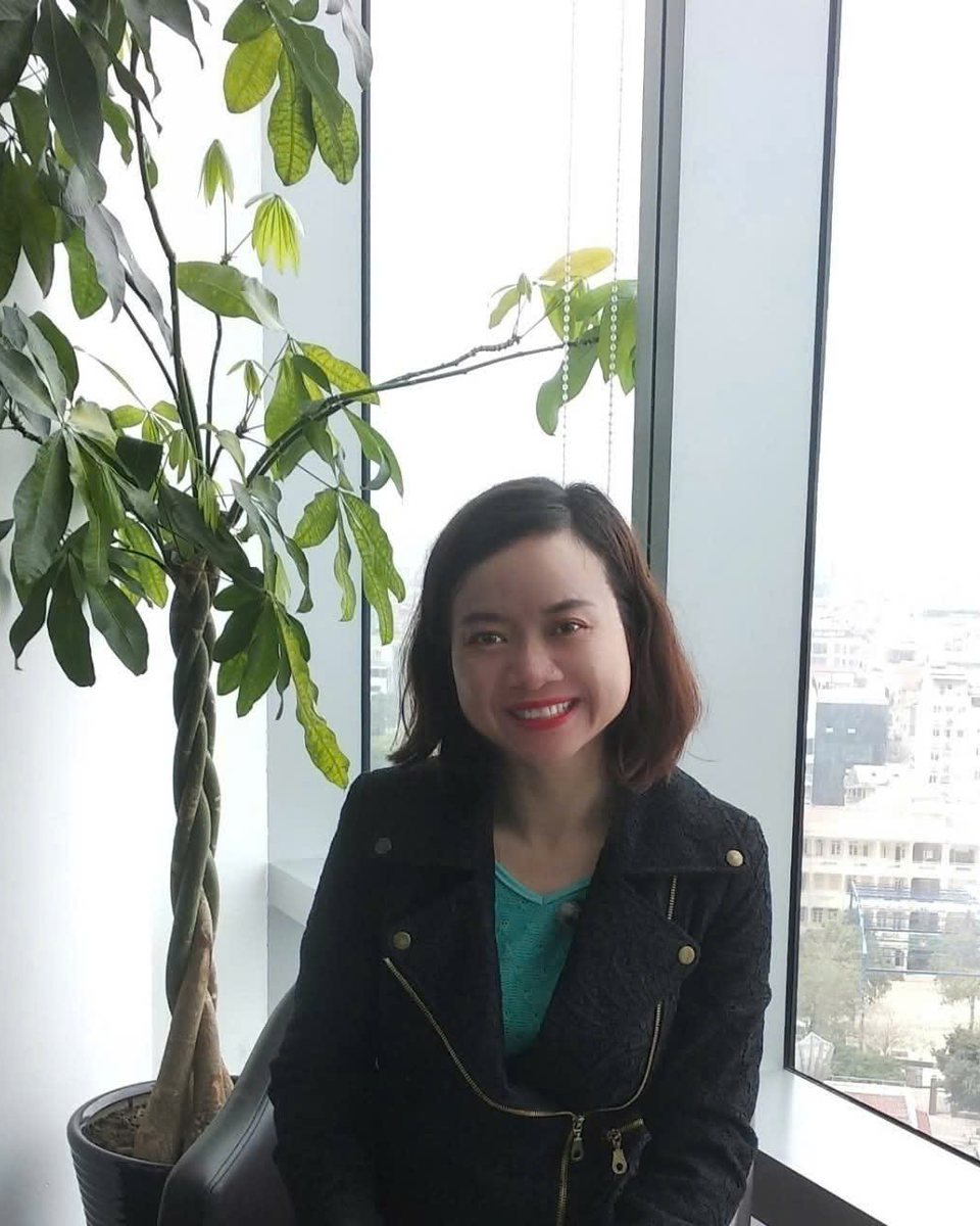 Nguyễn Hoa ngồi cạnh cửa kính ở văn phòng